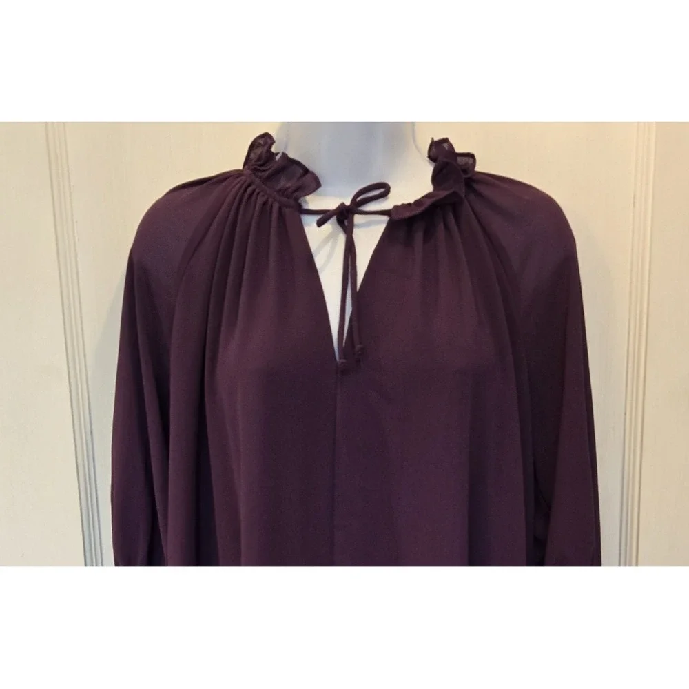 Olivaceous ruffle neck